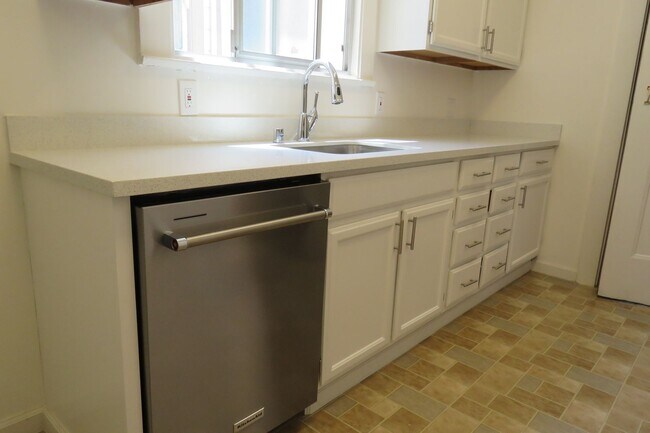 Building Photo - 152A