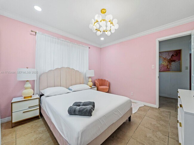 Building Photo - 1761 NE 52nd St