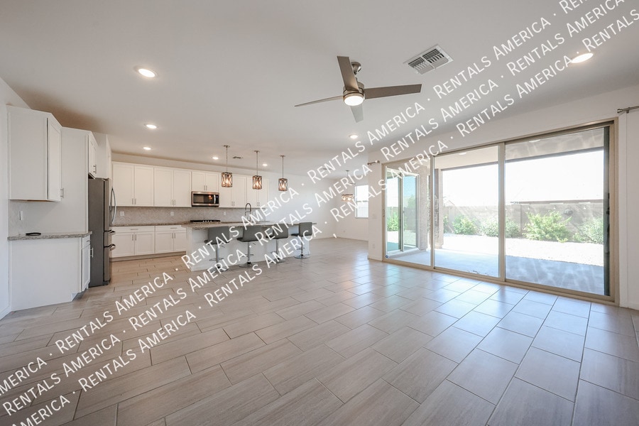 Building Photo - 40622 W Williams Way