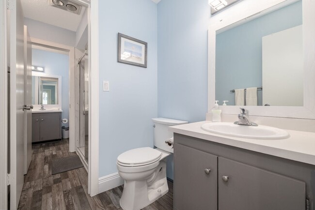 Building Photo - Vacation, Furnished, Townhome 2 Bed/ 1.5 B...