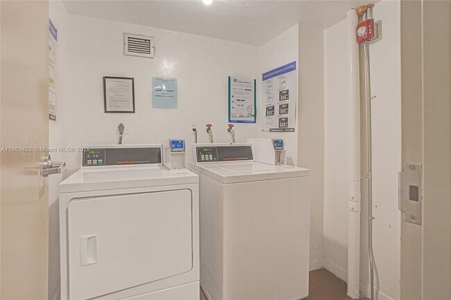 Building Photo - 9800 W Bay Harbor Dr