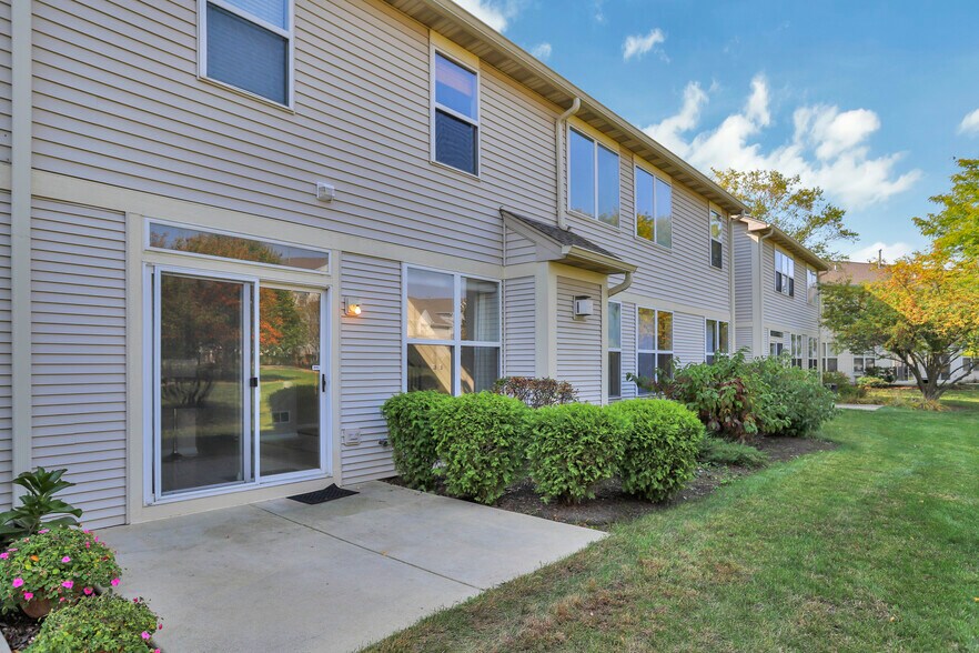 Building Photo - 2165 Sunrise Cir