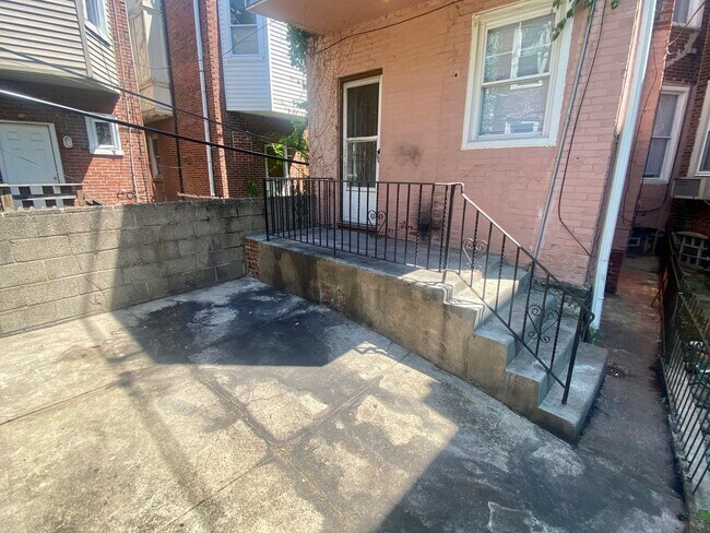 Building Photo - Newly Renovated 4BED 1.5BTH / Stainless Steel Appliances & Washer/Dryer Hookup!