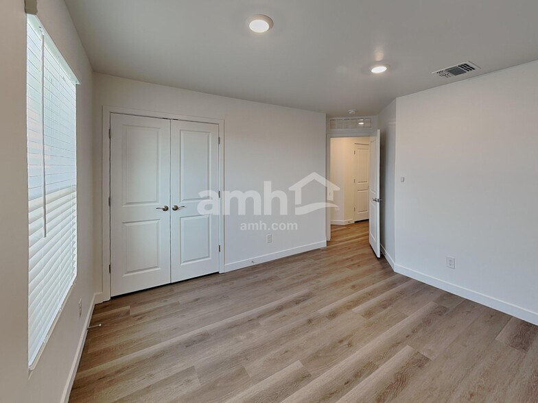 Building Photo - 9630 E Friedel Dr