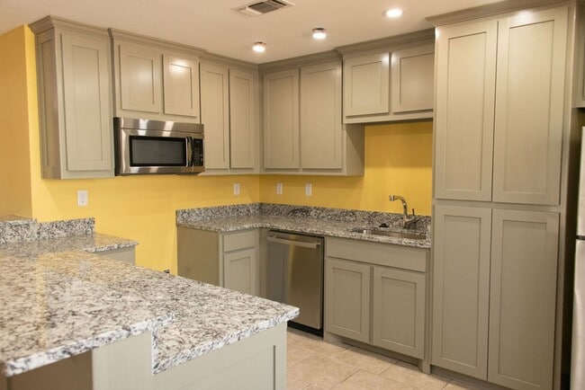 Building Photo - Newly Remodeled 3/2/1 on Wooded Lot