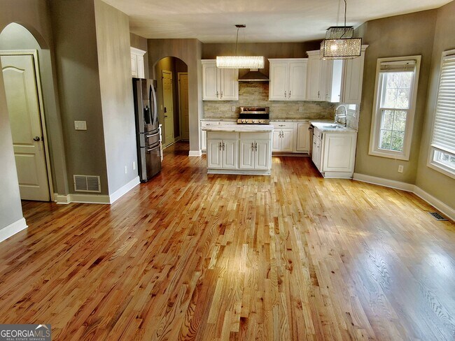 Building Photo - 4901 Planters Walk