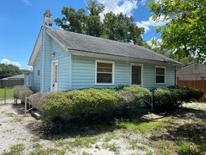 Building Photo - Amazing, Private 1/1 Located In Clearwater