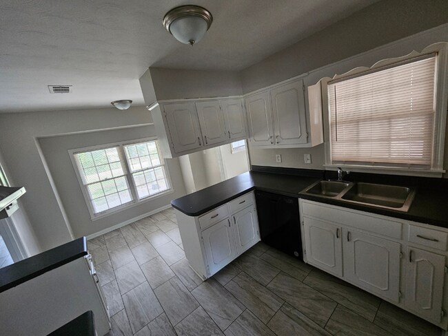 Building Photo - Massive 4BR/3BA Memphis Rental | Brick Fireplace & Built-Ins | Fenced Yard!