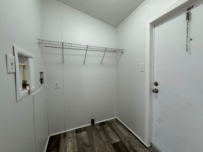 Building Photo - 16206 Wood Dr