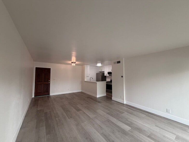 Building Photo - Cat-Friendly Condo with Private Cat Patio Enclosure + Resort-Style Amenities in Tarzana!