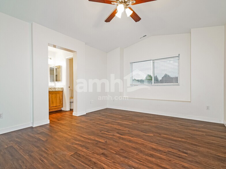 Building Photo - 4300 Edgewater Blvd NE