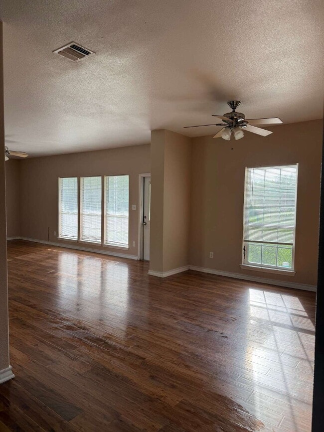 Building Photo - 455 Country Trail