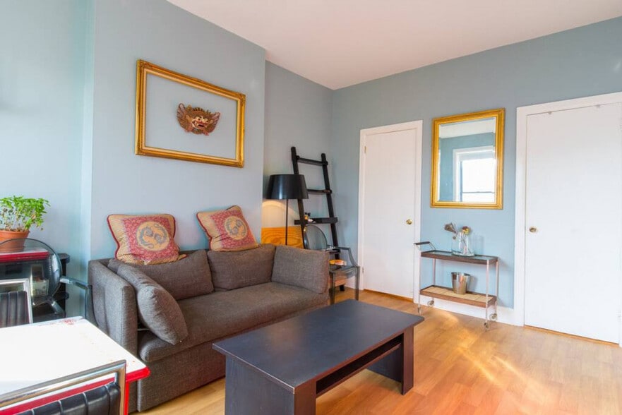Primary Photo - 22 Hart St
