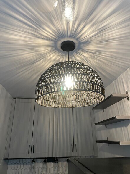 Building Photo - 2024 Argyle Ave