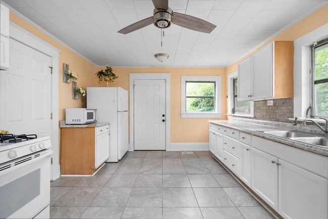 Building Photo - Cozy 3-Bedroom Home with Classic Charm in ...