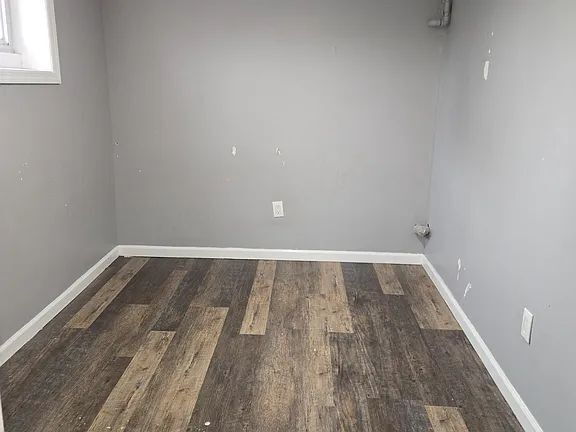 Building Photo - House for rent 4 bedroom and 2 complete bathroom, finished basement with kitchen, bathroom, parki...