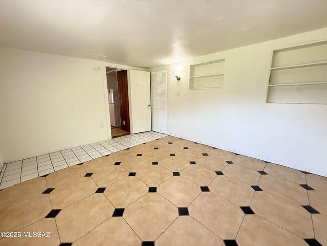 Building Photo - 833 W Tipton Dr
