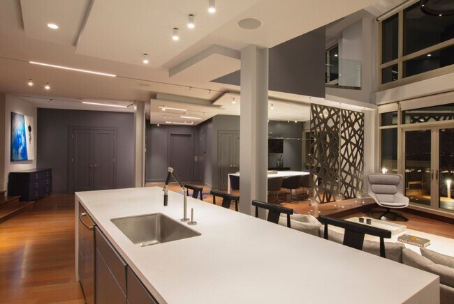 Building Photo - Stunning Views from this Spectacular and Stylish Penthouse in heart of Adams Morgan with PARKING.