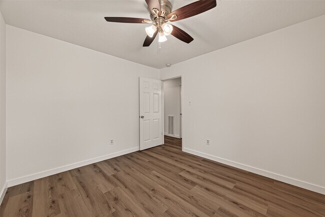 Building Photo - 313 Stratmore Dr