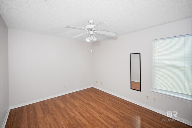 Building Photo - 620 S Oak St