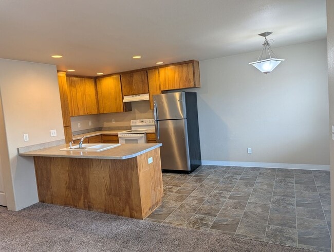 Building Photo - Clean and Upstairs 2 Bed, 2 Bath Apartment in East Medford – Juniper Ridge