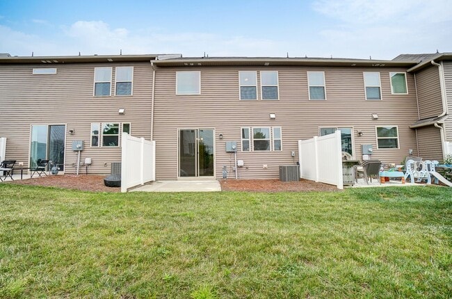 Building Photo - 3 Bedroom Townhome in Steele Creek!