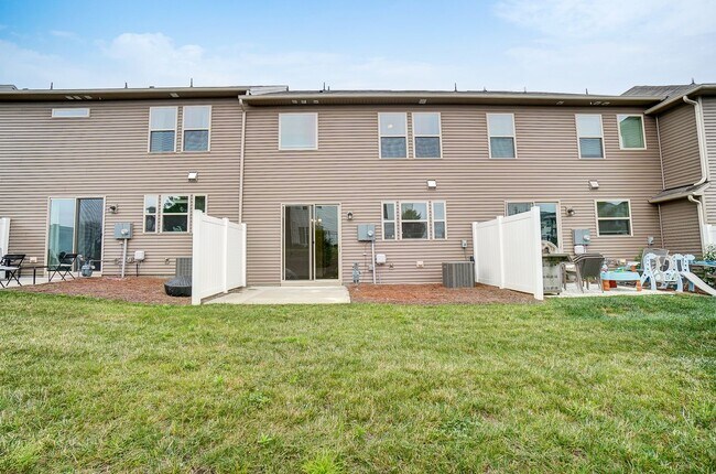 Building Photo - (Coming Soon) 3 Bedroom Townhome in Steele Creek!