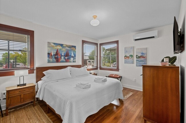 Building Photo - Modern Furnished Cottage Located Downtown!