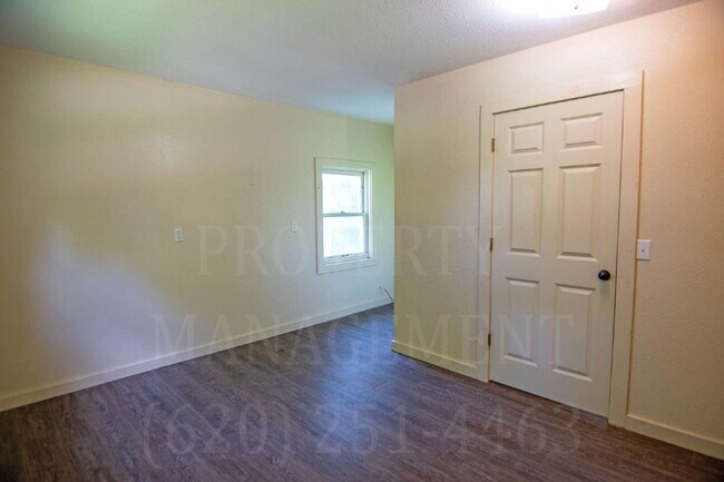 Building Photo - Charming 2-Bedroom 1-Bath + Bonus Room Far...