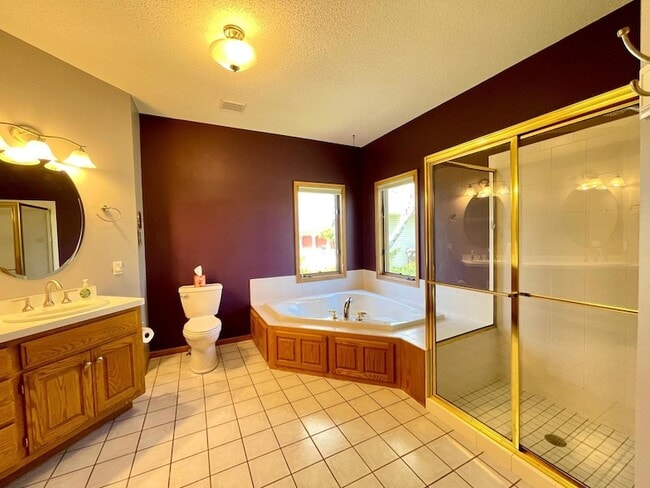Building Photo - 640 S Park Ct