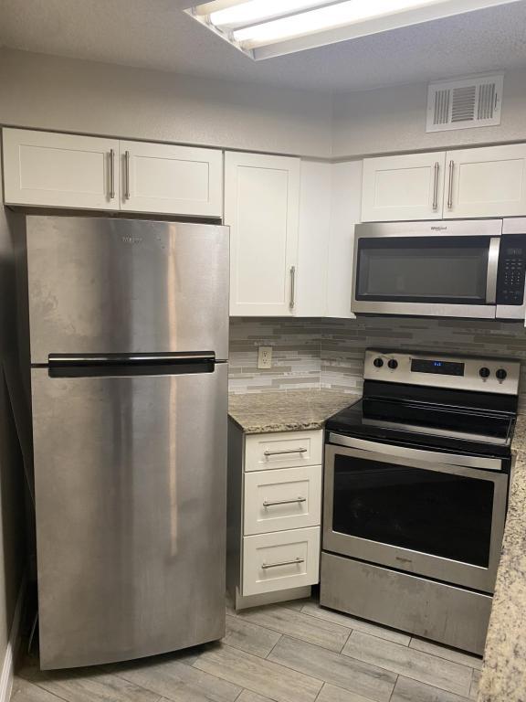 Building Photo - 3950 Atrium Dr