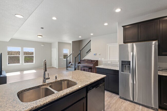 Building Photo - Beautiful 3-bedroom, 3-bathroom townhome located in Lorson Ranch!!
