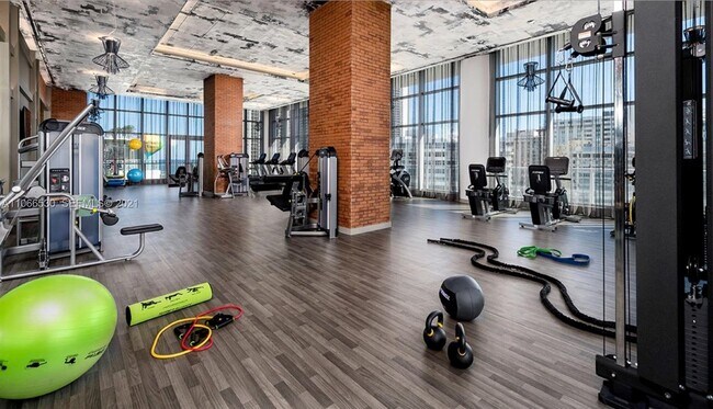 Building Photo - 4010 S Ocean Dr