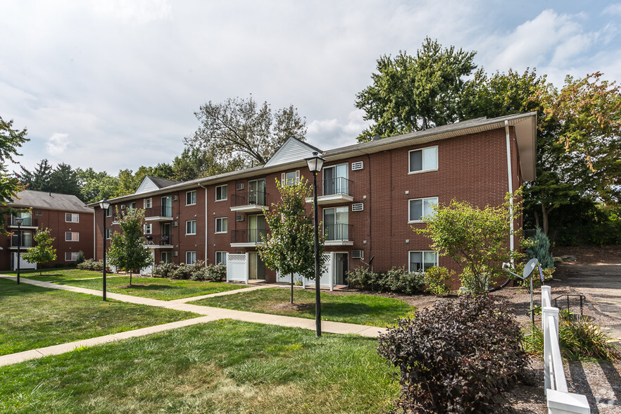 Building Photo - St. Charles Court Apartments