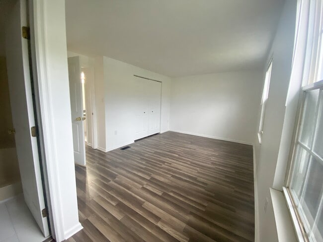 Master Bedroom - 5053 Hamilton Dr