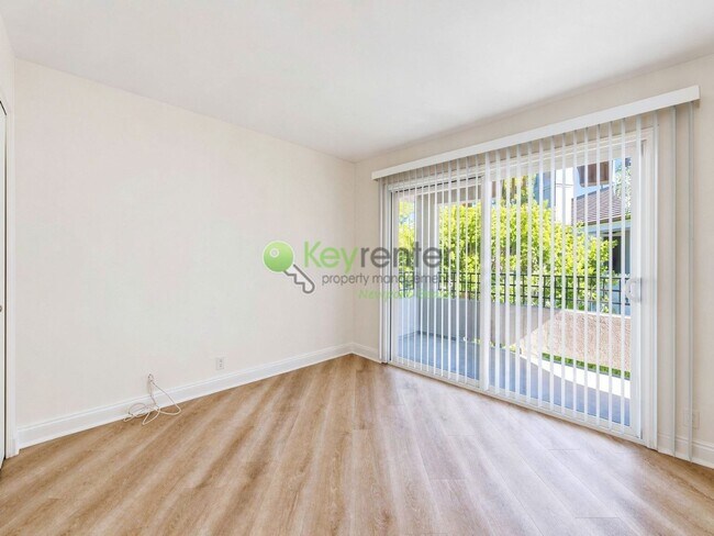 Building Photo - Beautifully renovated single-level condo in gated Newport Baycrest