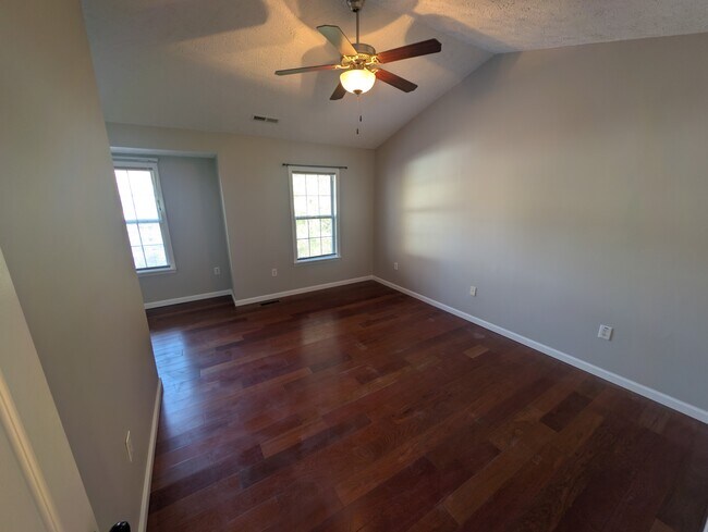 Building Photo - 717 Windsor Dr SE