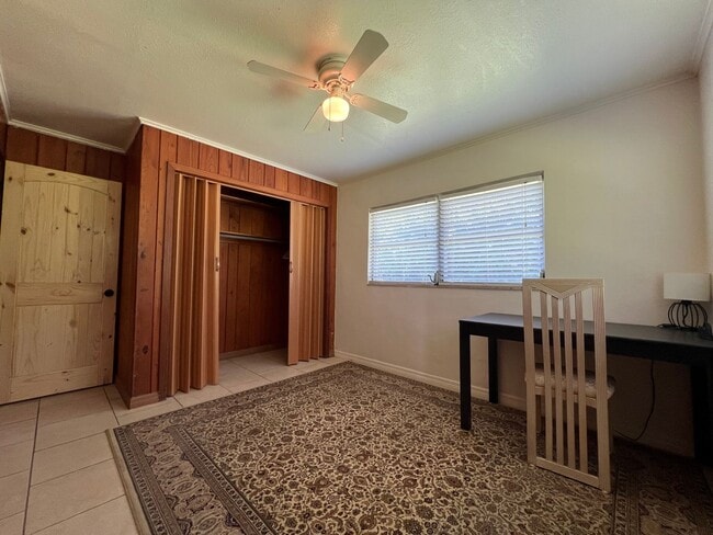 Building Photo - AVAIL 10/15 -- $1,200 ** Annual ** 2 Bed /...