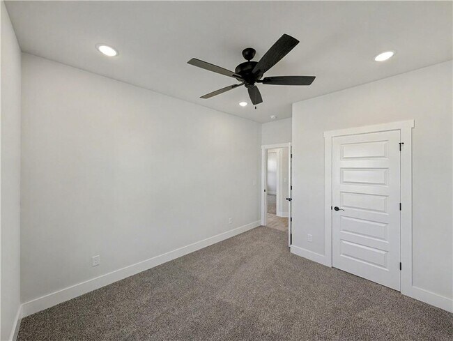 Building Photo - 6807 SW Basswood Ave