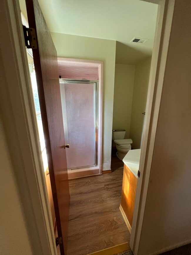 Building Photo - 9866 Hillview Dr
