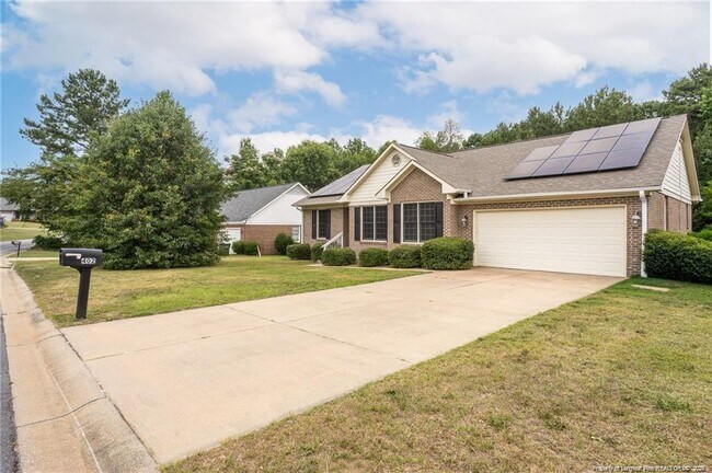 Building Photo - 402 Roundtree Dr