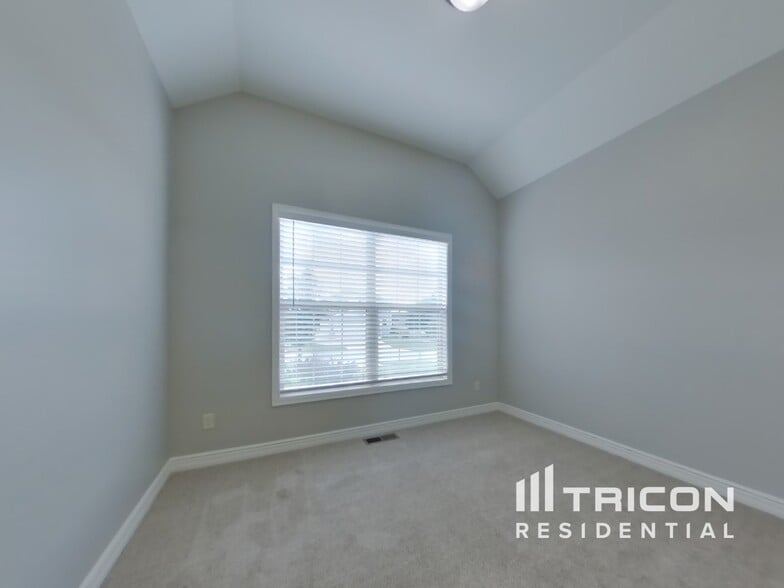 Building Photo - 1029 NE Copperwood Dr