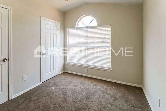 Building Photo - 3037 Pinecrest St
