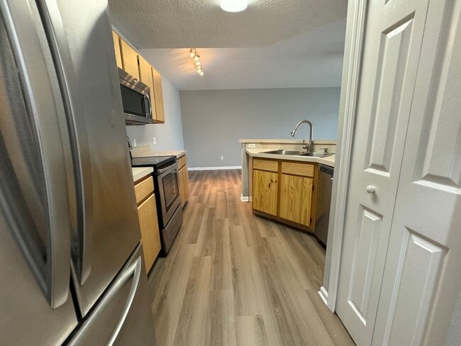 Building Photo - Charming 1-Bedroom Condo – 3rd Floor | Gat...