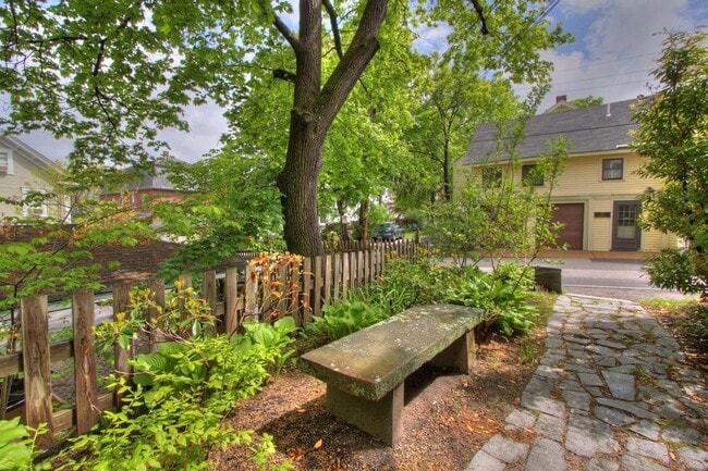 Building Photo - 15 Summit St