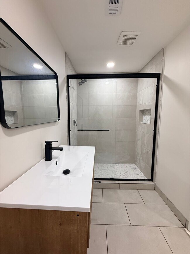 Building Photo - Completely renovated 5-bedroom, 3-bathroom home in the highly desirable Dalraida