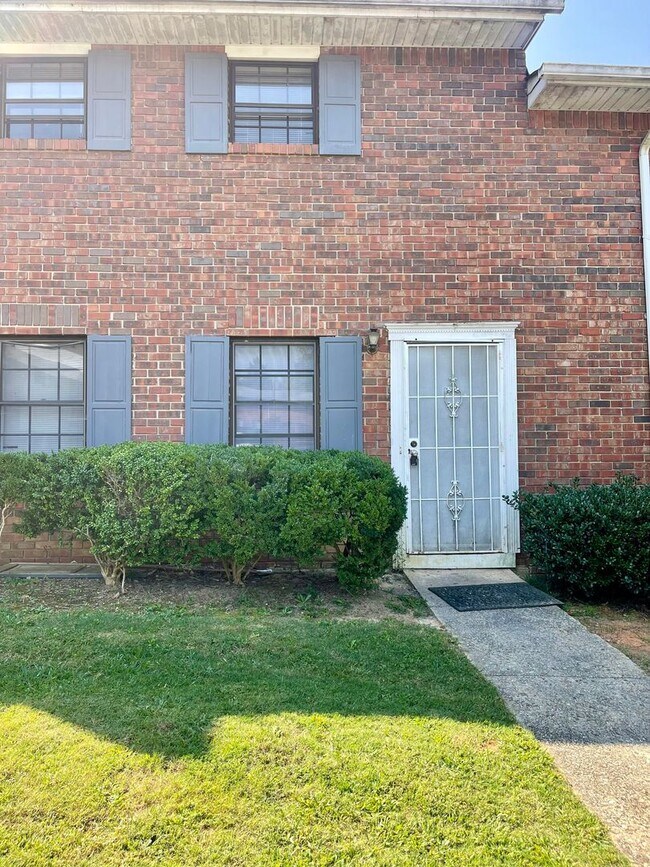 Primary Photo - Spacious 3 bedroom condo