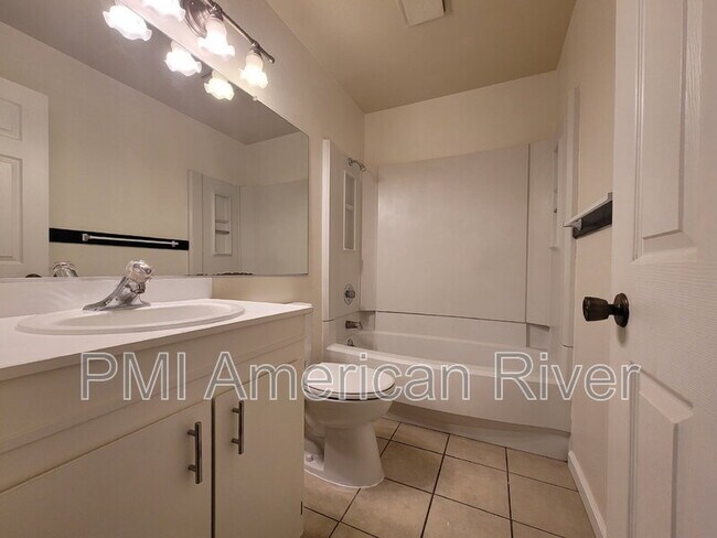 Building Photo - 102 Luna Grande Cir