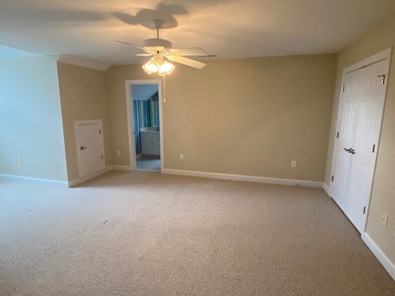 Building Photo - 4903 Pebble Beach Cir N
