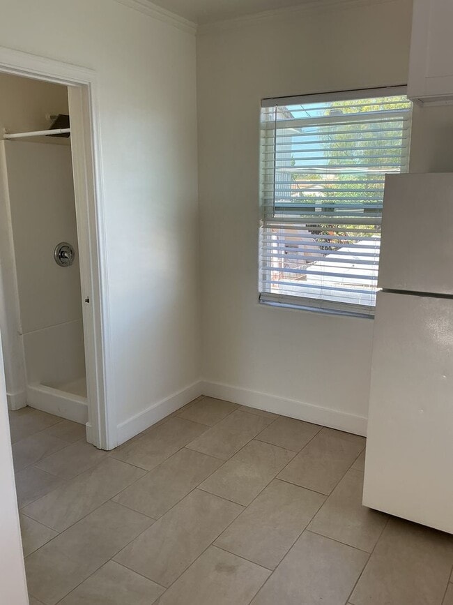 Building Photo - 1 bedroom 1 bath unit on 2nd level